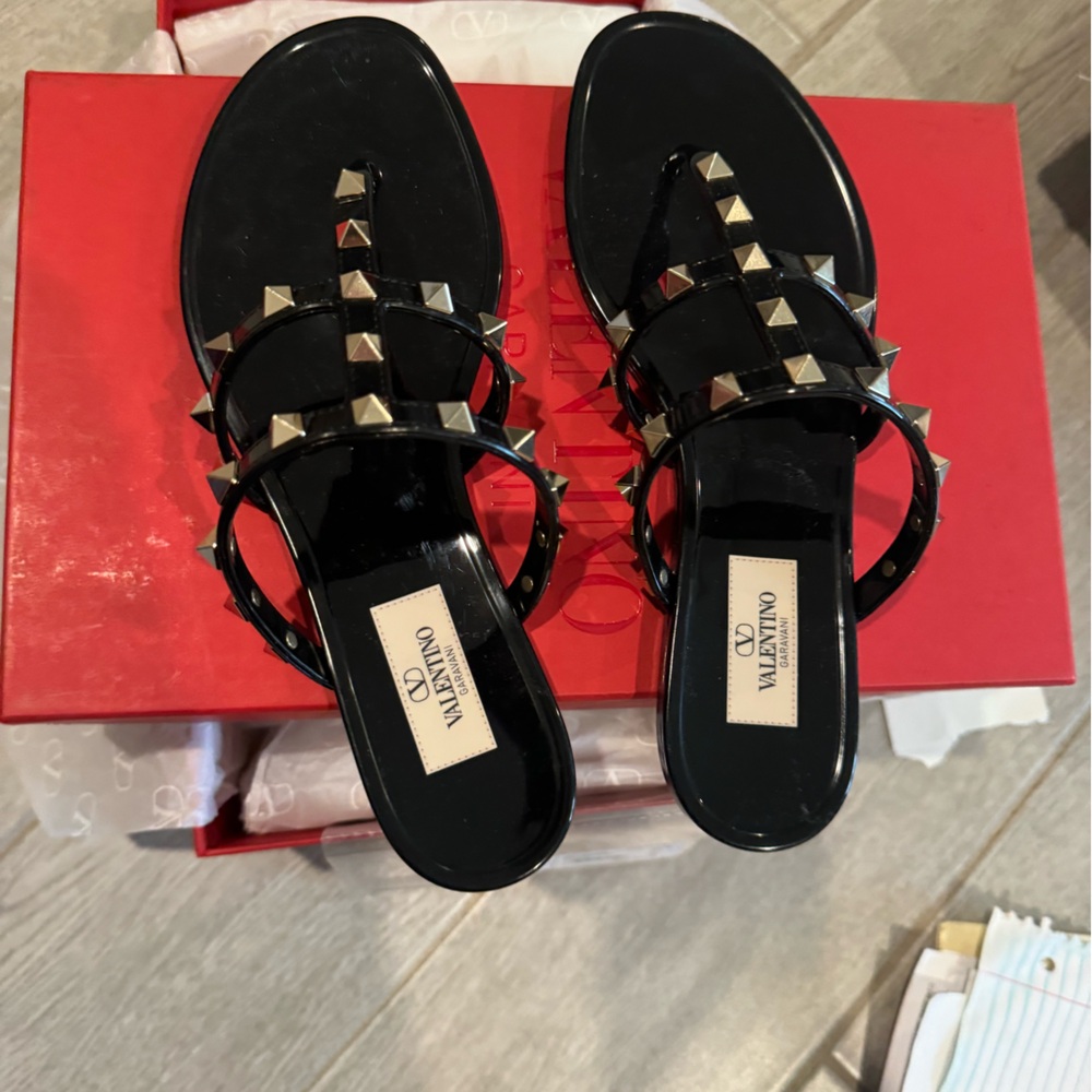 Valentino thong sandals, never worn, was given as a gift.